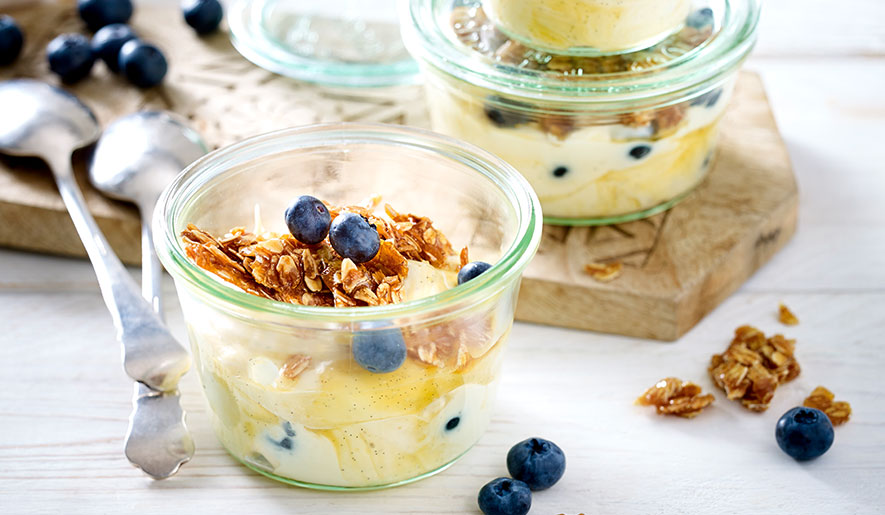 Ananas-Mango-Frischkäsecreme mit Heidelbeeren