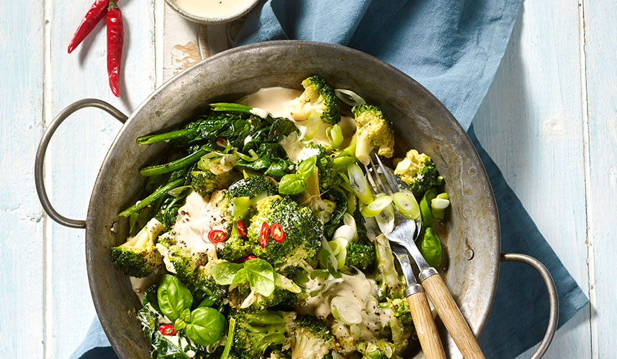 Grüner Gemüse-Wok mit Paprika-Chili-Frischkäsecreme