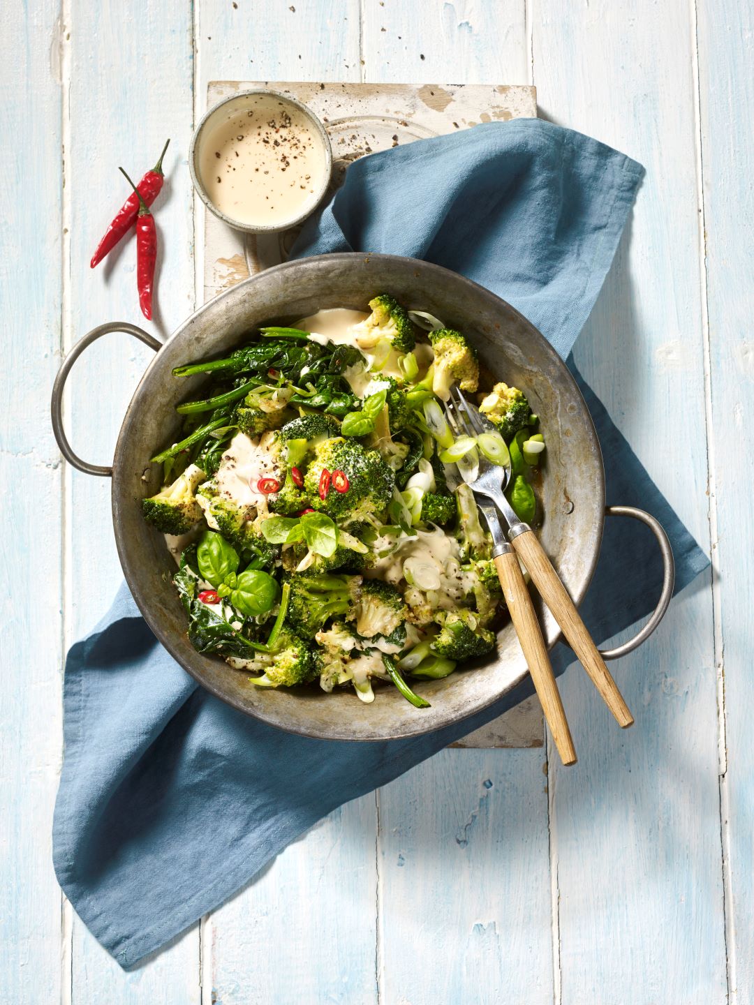 Grüner Gemüse-Wok mit Paprika-Chili-Frischkäsecreme