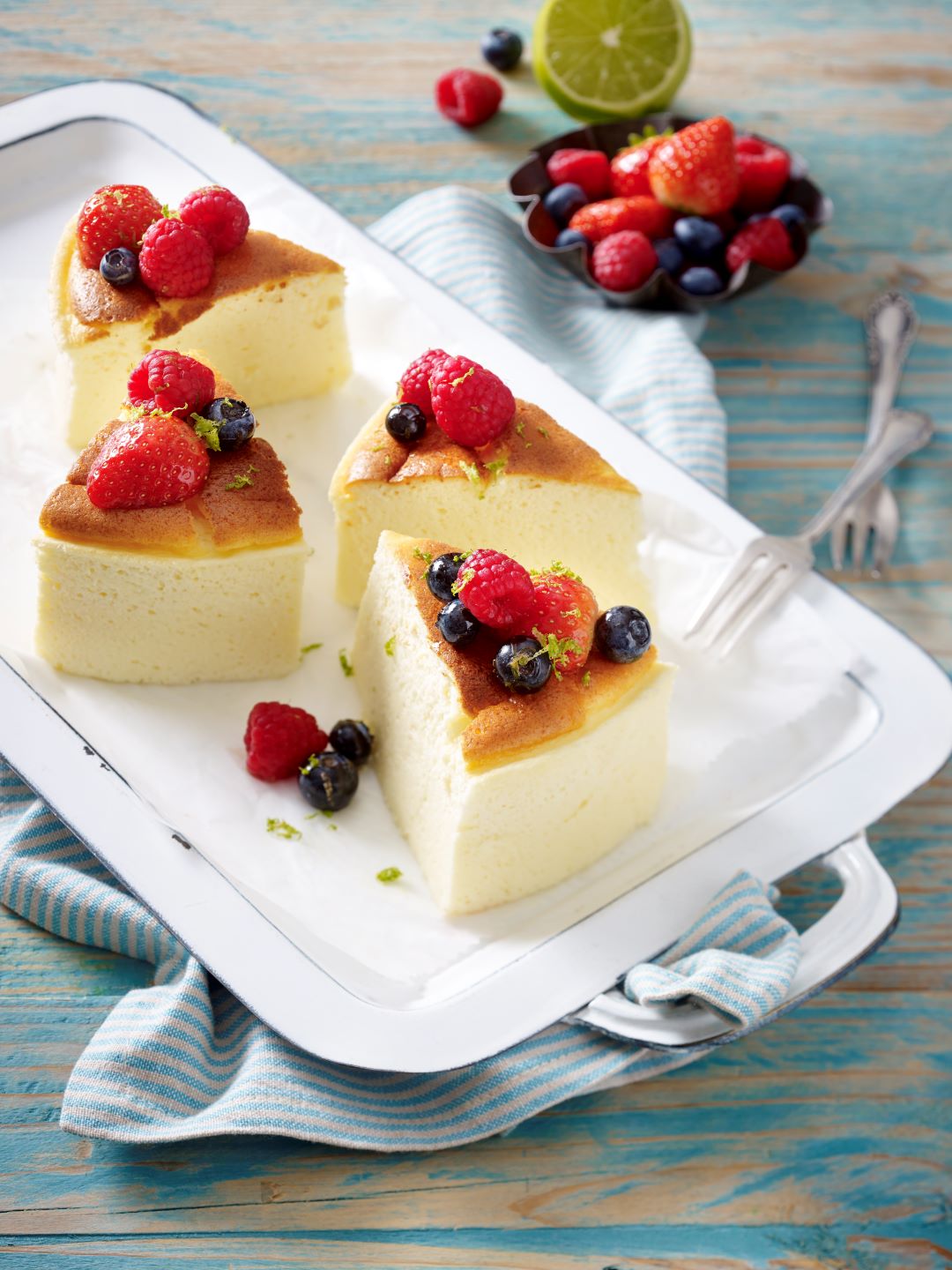 Leichter Soufflé-Käsekuchen mit Beeren