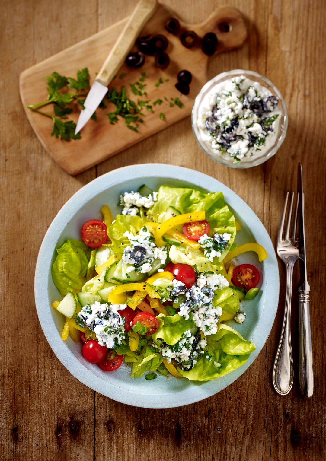 Vegetarischer Nizzasalat mit Oliven-Frischkäse