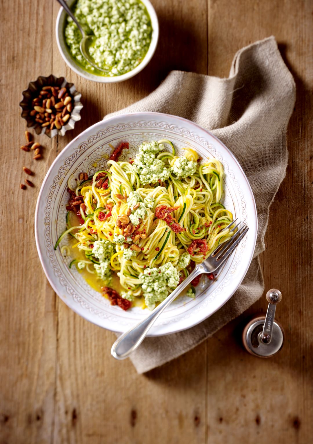 Zucchini-Nudeln mit Frischkäse-Pesto