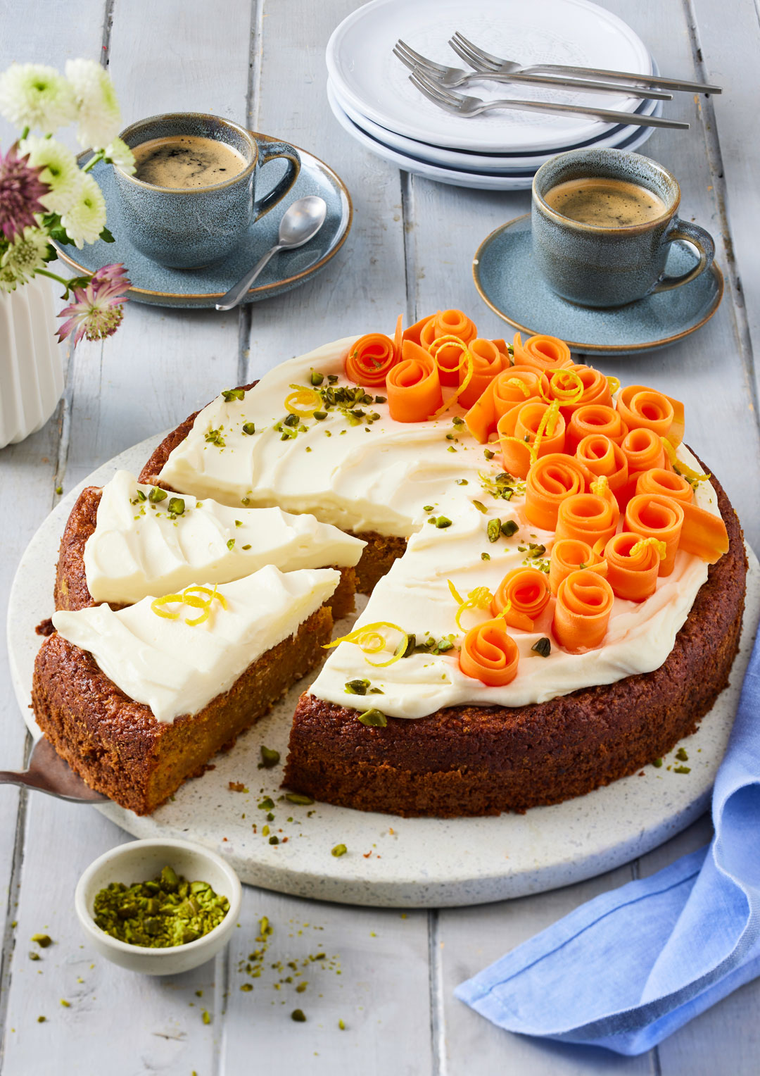 Veganer Möhren-Orangen Kuchen mit Frischkäsetopping